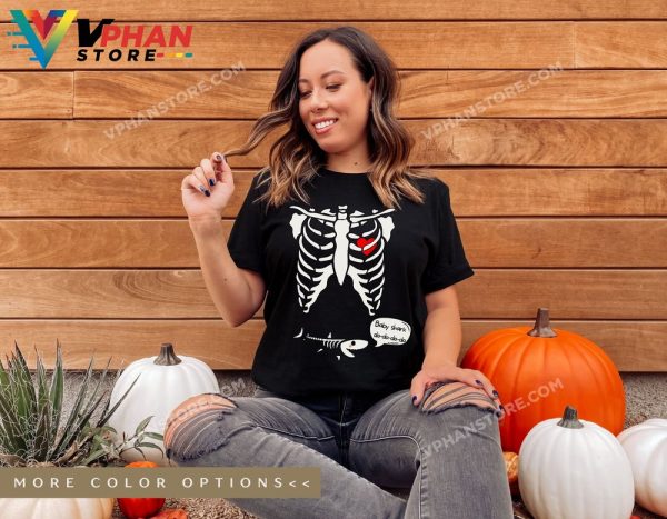 Baby Shark Funny Halloween Pregnancy Announcement Shirt Easy Pregnant Costume Baby Reveal Couples Skeleton T-Shirt