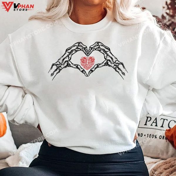 Skeleton Hand Heart Bones Funny Halloween Women Men T-Shirt